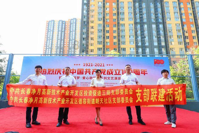 哪吒L曝光,搭冰箱彩电大沙发,跟理想L6抢客户?